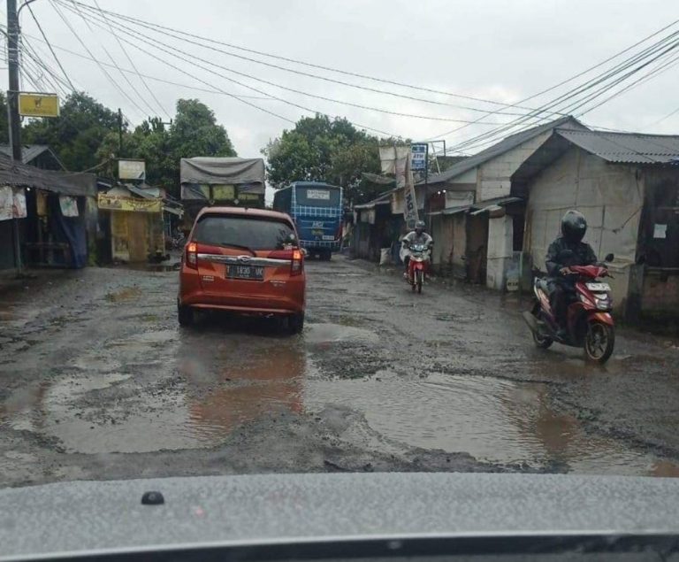 Jalan Pelabuhan II Sukabumi Rusak