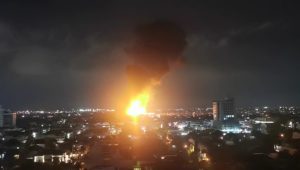 TKP Depo Pertamina, Pemukiman Warga Api Masih Menyala