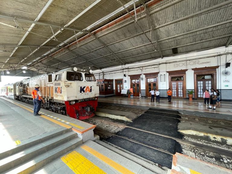 Semua perjalanan Kereta Api (KA) Pangrango tujuan Sukabumi-Bogor berhenti beroperasi.