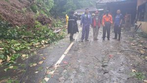 Jalan Wisata Menuju Geopark Ciletuh Sukabumi Kembali Longsor, Lalu Lintas Tersendat