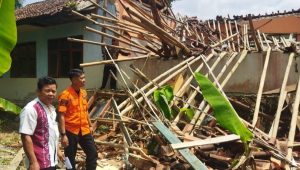 Ruang Kelas SMK di Cisolok Sukabumi Ambruk, Usai Diterjang Hujan yang disertai Angin
