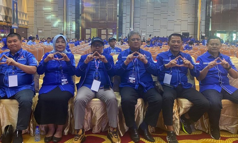 Anggota DPRD Jawa Barat Hendar Darsono bersama Fraksi Partai Demokrat DPRD