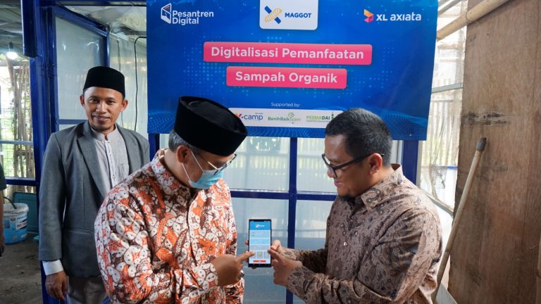 Solusi Iot Xl Axiata Untuk Budidaya Maggot Hidroponik Wujudkan Pesantren Digital Radar Sukabumi 2798