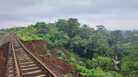 Rel di Jalur KA Bogor-Sukabumi yang menggantung