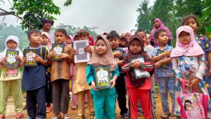Sambut Ramadan, Komunitas Paguris Sukabumi Bagikan Quran dan Iqro