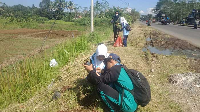 pelajar di Kota Sukabumi menanam pohon