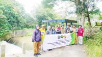 Tim PKM bersama juru irigasi setiap DI di wilayah Cibadak.