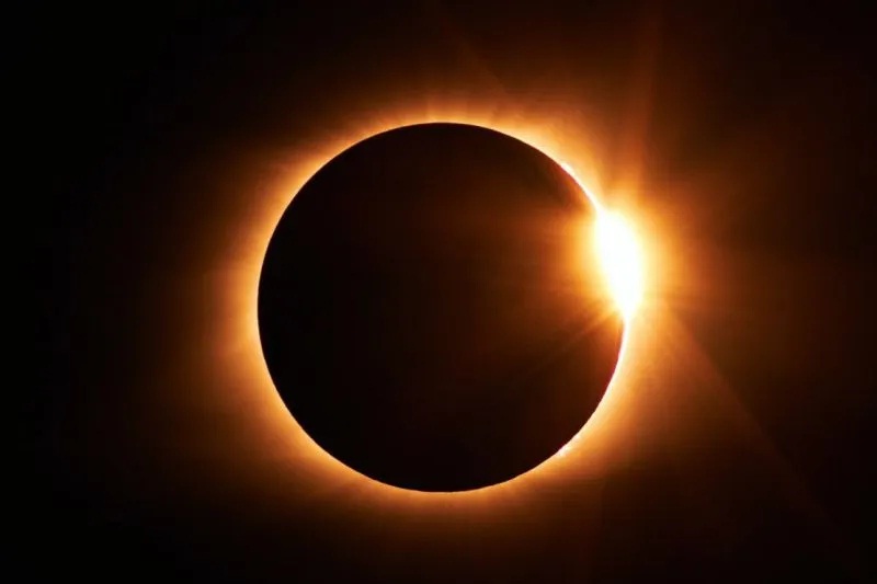 Ilustrasi gerhana matahari hibrid