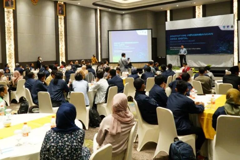 Sejumlah peserta mengikuti Workshop Prototype Pengembangan Desa Digital yang dilaksanakan di Ballroom Hotel Santika, Jalan Cipanas Baru, Kecamatan Tarogong Kaler, Kabupaten Garut,