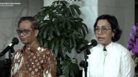 Menteri Keuangan Sri Mulyani (kanan) konferensi pers di Jakarta, Sabtu