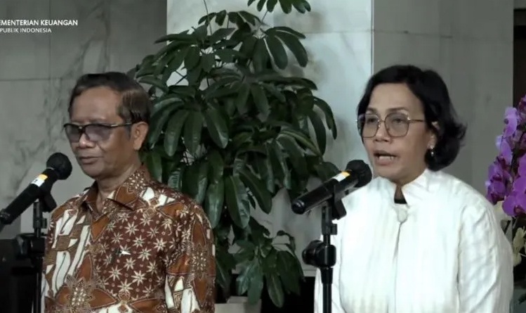 Menteri Keuangan Sri Mulyani (kanan) konferensi pers di Jakarta, Sabtu