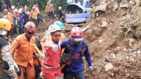 Petugas menggotong jenazah korban longsor di Kelurahan Empang, Kecamatan Bogor Selatan