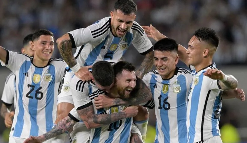 Para pemain Argentina merayakan gol Lionel Messi