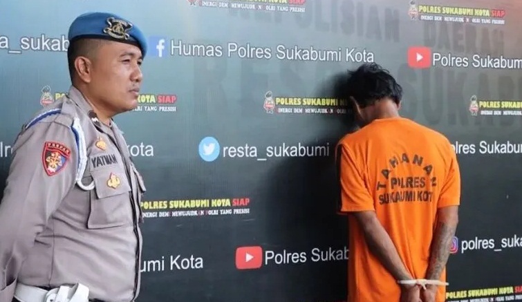 Polres Sukabumi Kota memperlihatkan tersangka DS yang merupakan seorang