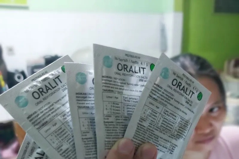 Seorang konsumen memperlihatkan produk obat oralit