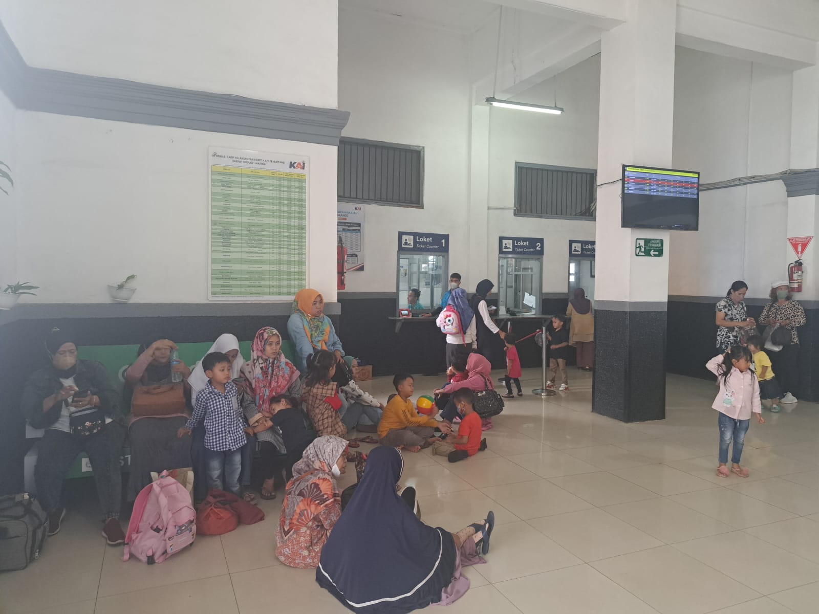 Sejumlah penumpang saat mengantre di Stasion KA Kota Sukabumi