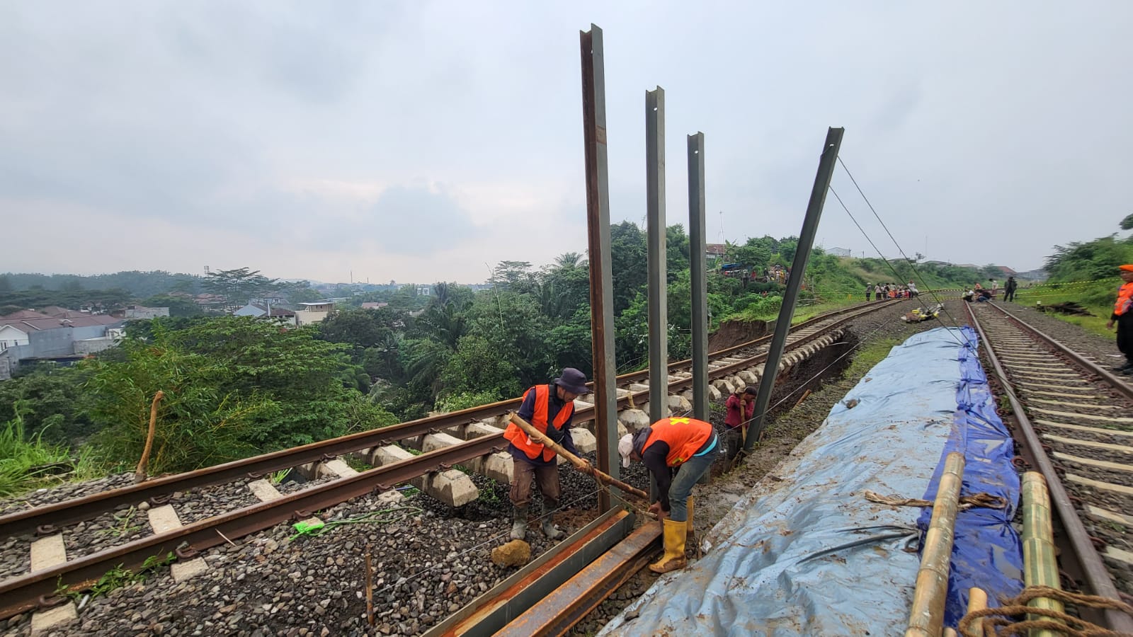 Perbaikan Jalur KA Pangrango