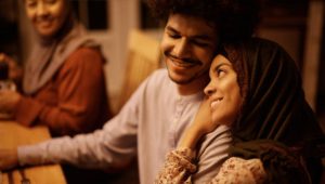 Ini Jawaban Memeluk dan Mencium Istri Apakah Membatalkan Puasa