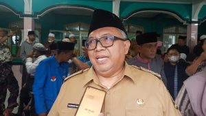Bupati Sukabumi, Marwan Hamami saat diwawancarai Radar Sukabumi soal marak pedagang musiman di bulan suci