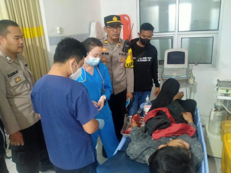 Petugas Polsek Sukabumi, Polres Sukabumi Kota, saat mengevakuasi korban pembacokan kawanan geng motor