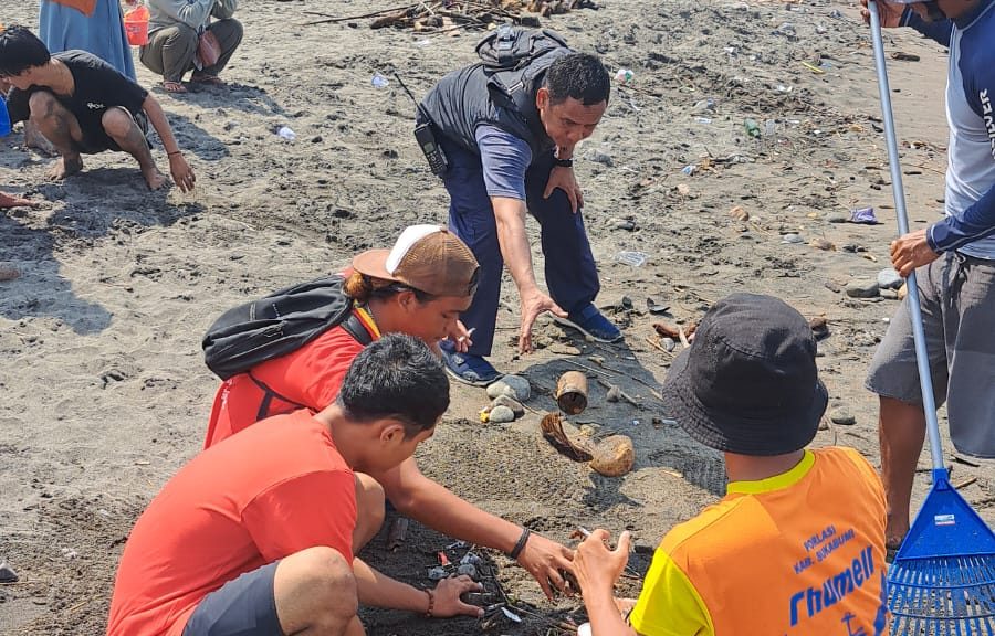 Personil pengamanan pantai Kadaka Kecamatan Cikakak Kabupaten Sukabumi bersama tim Sarda Kabupaten Sukabumi, kembali melaksanakan kegiatan bersih-bersih
