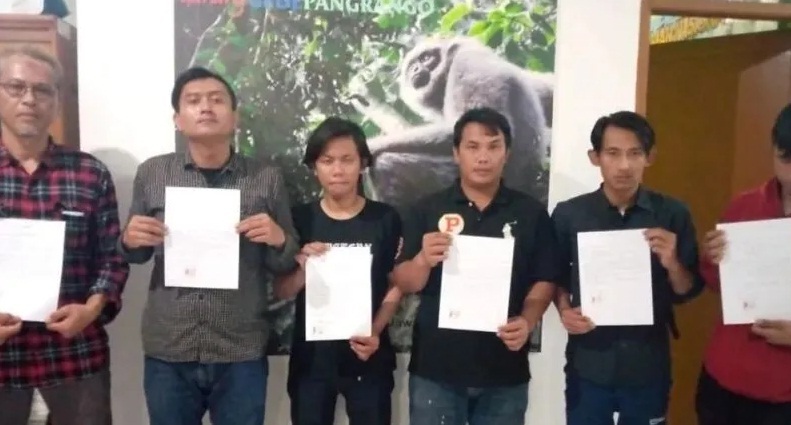 Enam orang pendaki pelaku bom asap di puncak Gunung Gede, Cianjur, Jawa Barat, membuat pernyataan dan mendapat sanksi 3 tahun tidak boleh mendaki gunung manapun di Indonesia.(TNGP)