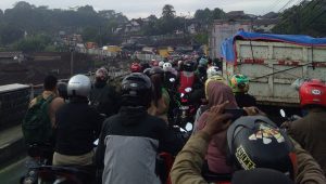 Jalur Utara Sukabumi Macet Total, Usai Truk Pengangkut Pasir Adu Banteng di Jembatan Pamuruyan Cibadak