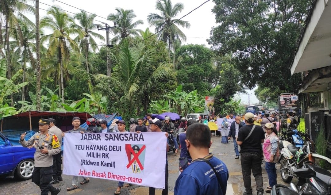 Demo Jalan Rusak Cikembar