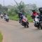 berkendara menggunakan sepeda motor
