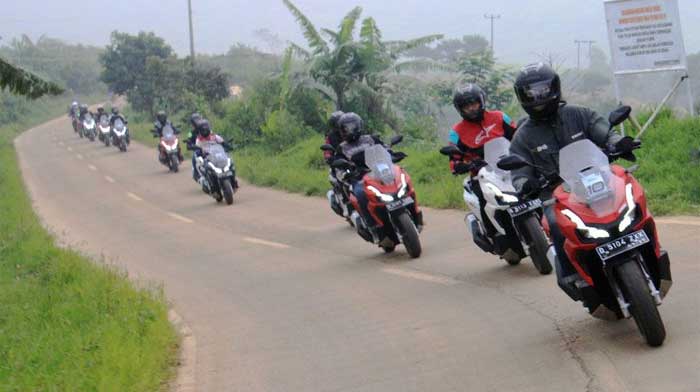 berkendara menggunakan sepeda motor