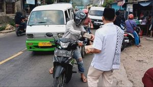 Jalankan Instruksi, Kader Gerindra Bagi-bagi Takjil ke Pengguna Jalan