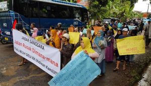 Emak-Emak di Cikembar Sukabumi Demo Jalan Provinsi Jabar Rusak Parah