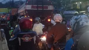 Duar, Truk Pengangkut Pasir Adu Banteng di Jembatan Pamuruyan Cibadak, Supir Terjepit