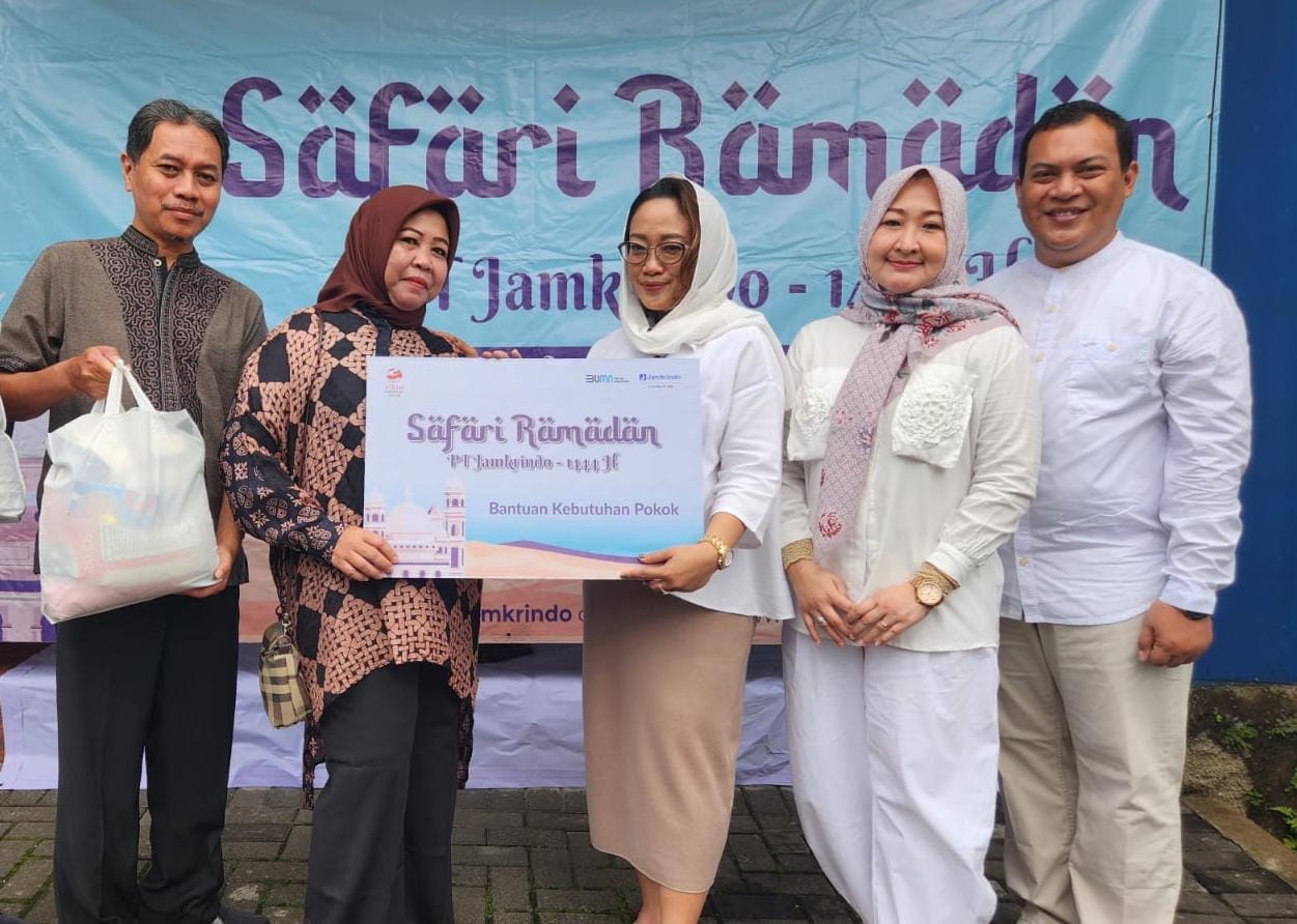 PEDULI : Pemimpin Cabang PT Jamkrindo Prita Widy Wardani kepada Ketua DKM Miftahul Huda Kecamatan Cikole H. Dikdik Krisnadi dan Ketua RW 05 Cikole Sri Isniarti pada 14 April 2023.(foto :ist)