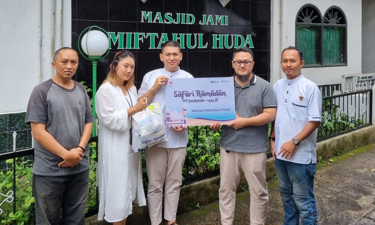 Tim Jamkrindo Sukabumi tengah membagikan paket sembako kepada warga