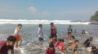 Polisi Jaga Pantai Intensifkan Himbauan Keselamatan Wisatawan Secara Humanis