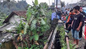 Biker Sukabumi Terjun Kesungai, Dua Pengendara Hanyut