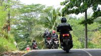 Tips Aman Berkendara Sepeda Motor Melewati Jalan Turunan Curam