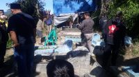 Petugas Kepolisian saat melakukan ekshumasi terhadap jasad ANR (37) di TPU