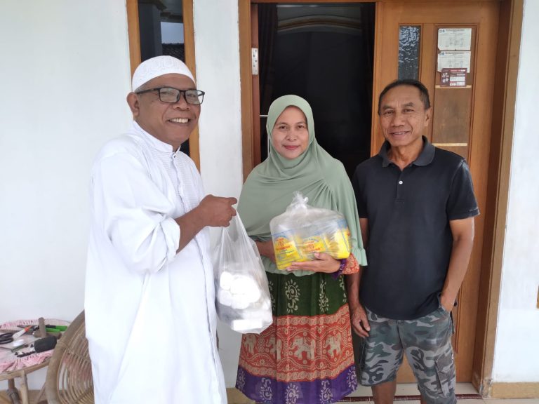 Anggota Dewan Perwakilan Rakyat (DPRD) dari Fraksi Partai Amanat Nasional (PAN), Heri Antoni getol membagikan takjil ke beberapa wilayah kecamatan yang ada di Kabupaten Sukabumi