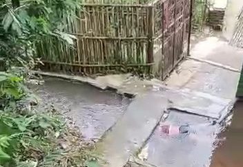 Kondisi jasad Husen (55) ditemukan tewas mengambang di selokan dekat MCK