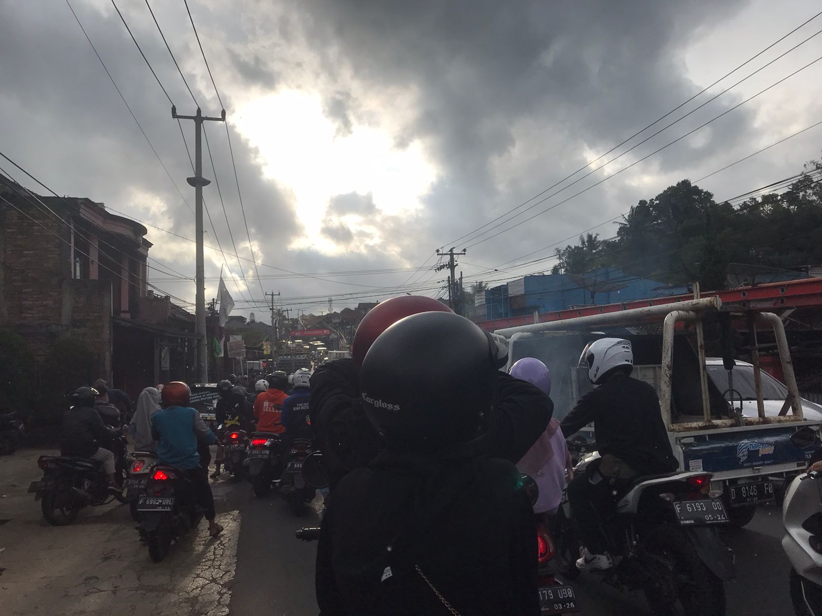 H-6 Lebaran Idul Fitri Pemudik dengan sepeda motor mulai terlihat melintas di jalur mudik Sukabumi