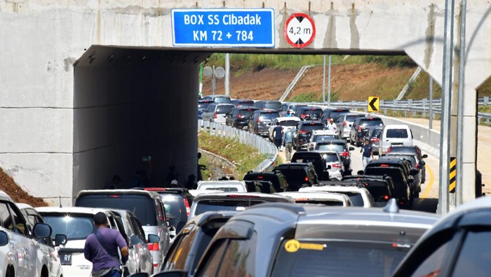 MACET PANJANG : Kondisi Kemacetan di Jalur Utara Sukabumi pada saat mudik lebaran 2023 dan arus balik khususnya di Exit Tol Bocimi Seksi II Cigombong-Cibadak