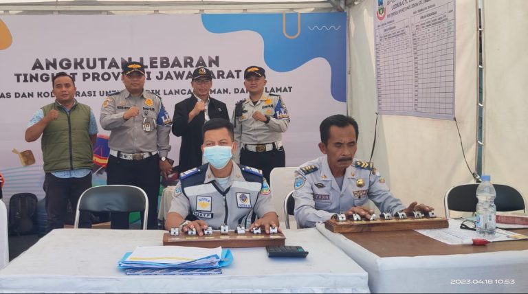 MEMANTAU : Anggota Komisi IV DPRD Jawa Barat dari Fraksi PKS Abdul Muiz melakukan monitoring jalur selatan Jawa Barat, di Jalur Cileunyi – Nagrek, Limbangan Garut. Selasa (18/4/23).(foto : Dok Abdul Muiz)