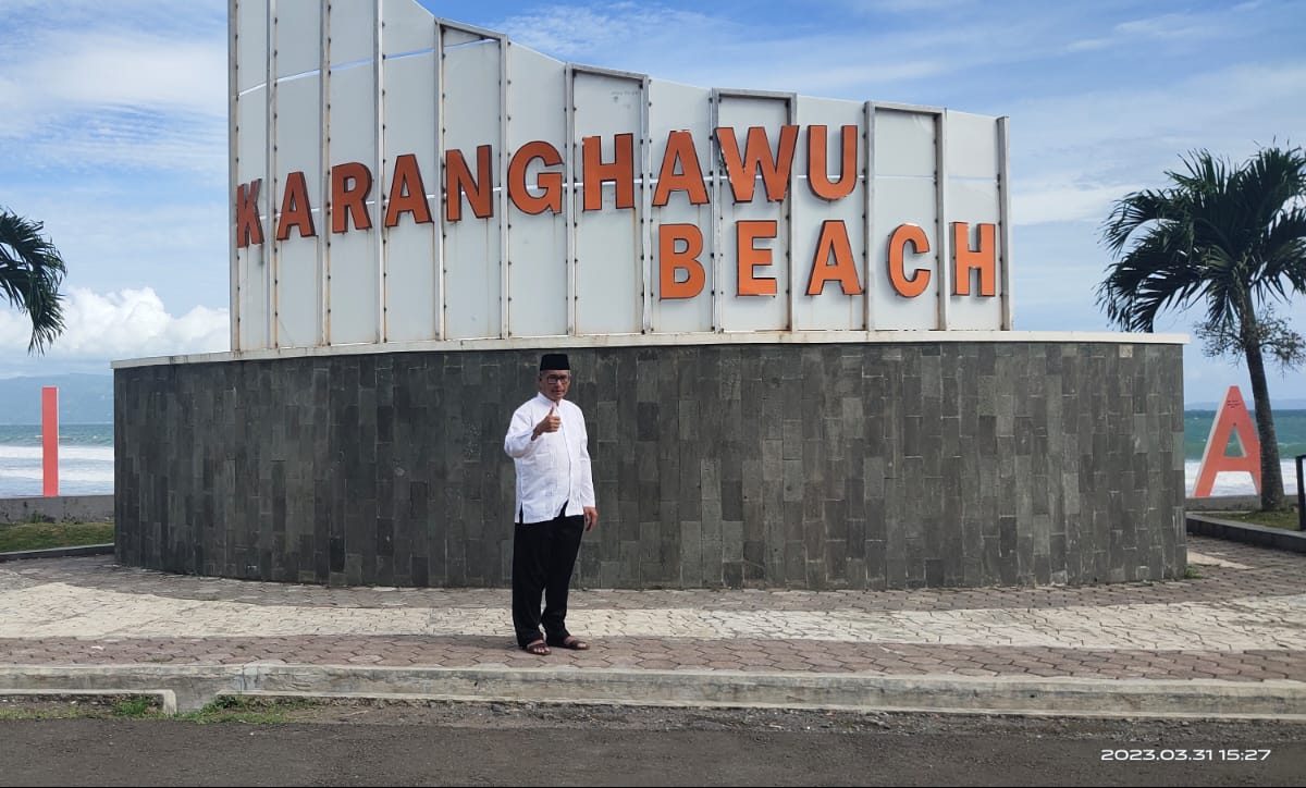 Anggota Komisi IV DPRD Jawa Barat dari Fraksi PKS Abdul Muiz saat berkunjung ke Pantai Palabuhanratu