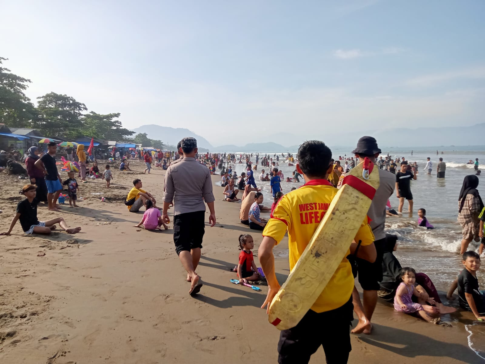 kondisi wisatawan di Pantai Palabuhanratu Kabupaten Sukabumi terpantau padat.
