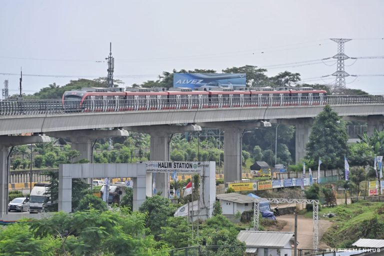 Peresmian operasional Proyek Strategis Nasional Kereta Cepat Jakarta Bandung dan LRT Jabodebek akan dilakukan pada bulan Agustus 2023 sebagai kado bagi Hari Ulang Tahun ke-78 Kemerdekaan Republik Indonesia.