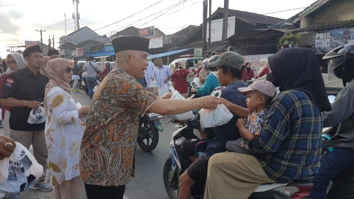 Rumah Aspirasi dan Inspirasi Heri Gunawan (RAI Hergun) kembali membagikan ribuan paket takjil kepada masyarakat Sukabumi.