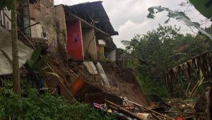 Hari Kedua Lebaran, Tiga Rumah di Parungkuda Sukabumi Dihajar Longsor