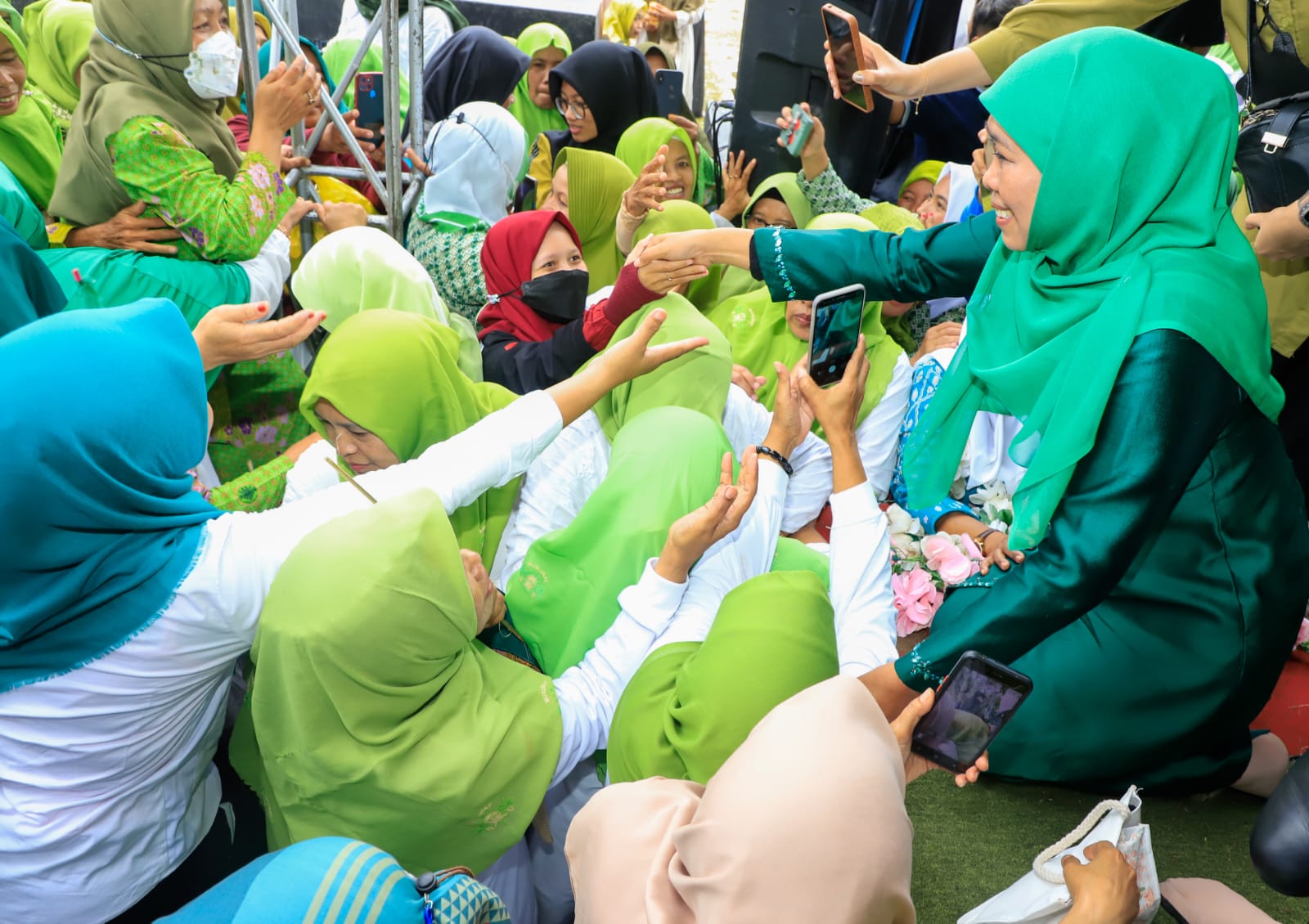 Ketua Umum.PP Muslimat NU Khofifah Indar Parawansa hadir di tasyakuran peringatan Hari Lahir (Harlah) Muslimat NU ke-77 yang digelar PC Muslimat NU Kabupaten Temanggung.